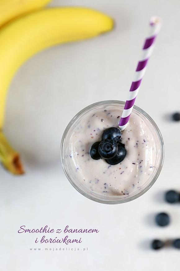 Smoothie z bananem, borówkami i miodem na jogurcie naturalnym