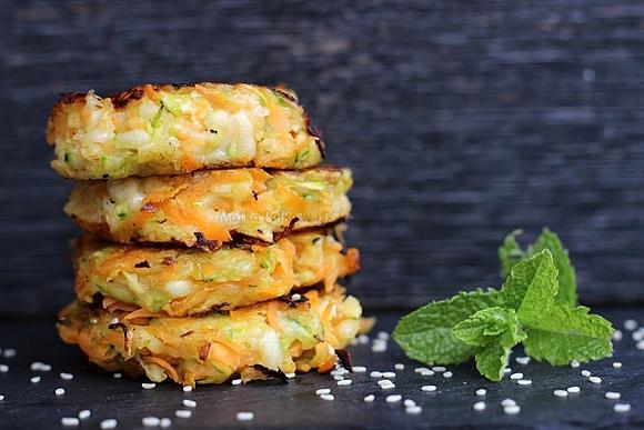 Placki z halloumi, cukinii i marchewki na piknik
