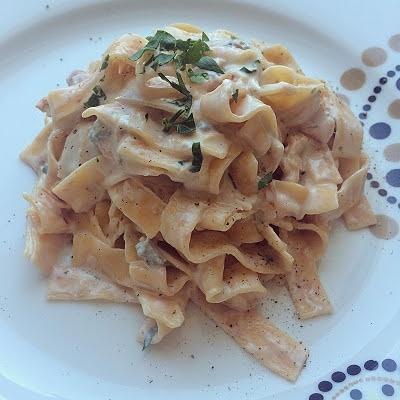 Tagliatelle z wędzonym łososiem i sosem z Gorgonzoli