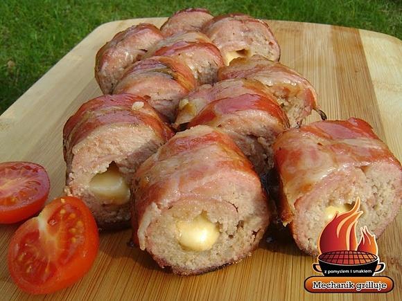 Grillowana rolada z mięsa mielonego i boczku w złotej glazurze
