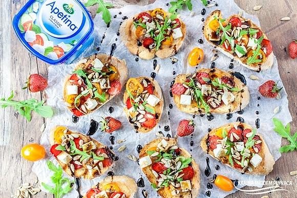 Bruschetta z truskawkami fetą i słodkim sosem balsamicznym