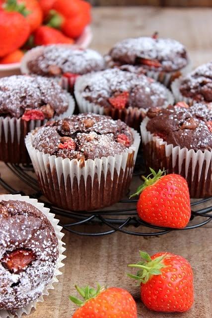 Muffinki czekoladowe z truskawkami