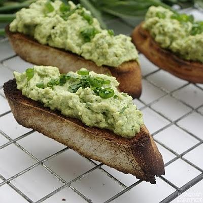 Zielona pasta jajeczna z avocado na śniadanie