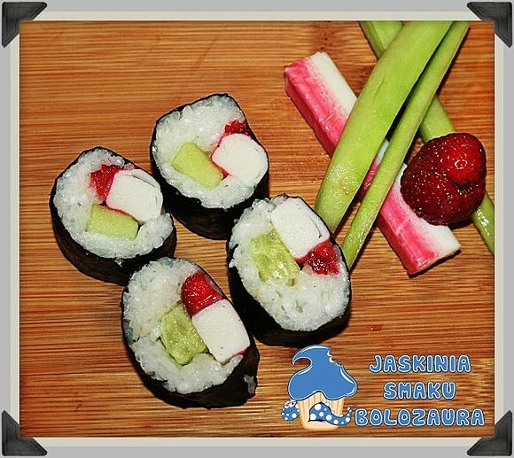 Futomaki z truskawkami i ogórkiem - sushi z paluszkami krabowymi