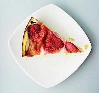 Tarta sernikowa z truskawkami i puree z rabarbaru