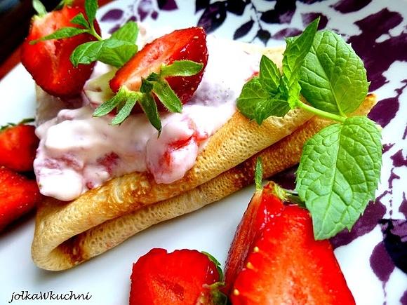 Naleśniki z mascarpone, truskawkami i miętą