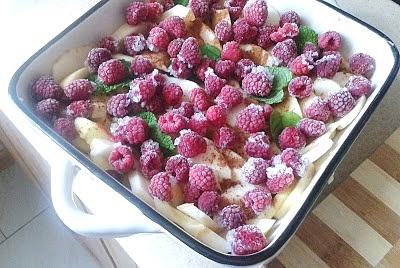 Jabłka i maliny pod kruszonką