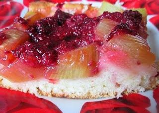 Rabarbarowe ciasto drożdżowe z malinami