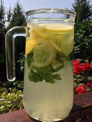 Lemoniada z melisą i ogórkiem na upały