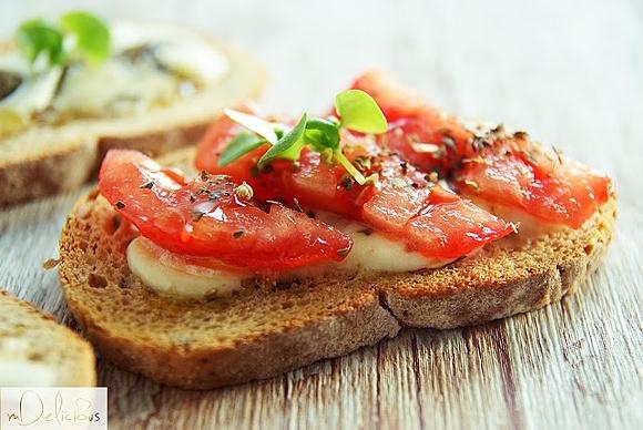 Bruschetta z mozzarellą i pomidorami