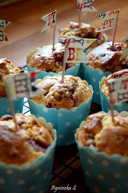Muffiny malinowe z białą czekoladą