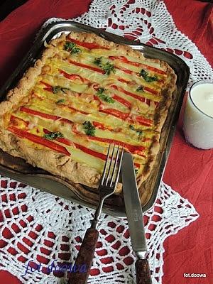 Tarta z białymi szparagami i czerwoną papryką
