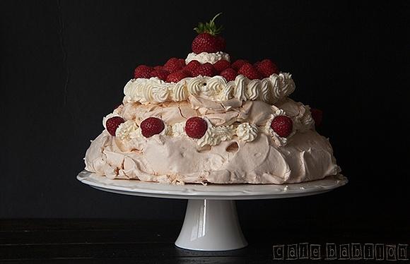 Tort bezowy z truskawkami