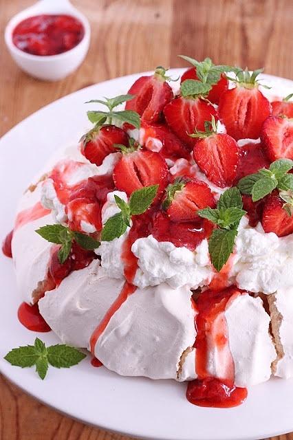 Pavlova z truskawkami i frużeliną