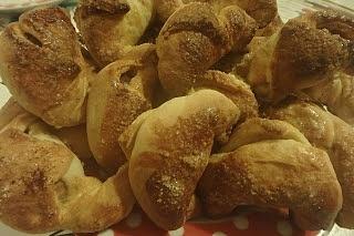 Rogaliki drożdżowe z brzoskwiniami