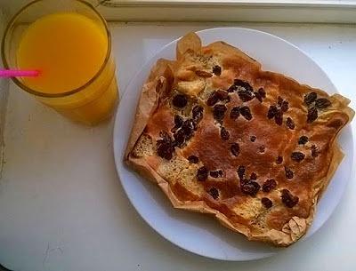 Pudding chlebowy na słodko z rodzynkami i cynamonem
