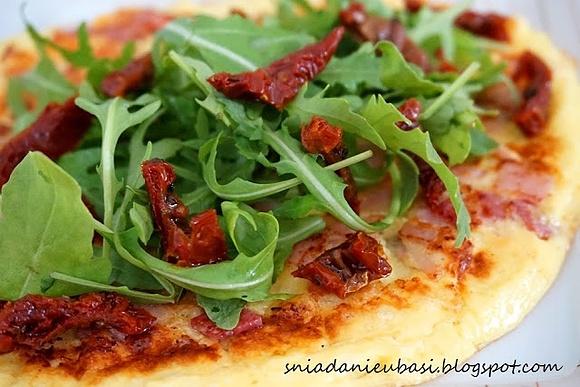 Omlet z szynką, salami i żółtym serem