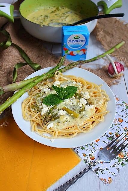 Spaghetti w sosie fetowo-miętowym ze szparagami