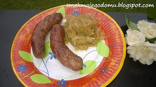 Biała kiełbasa ze smażoną cebulą na grillu