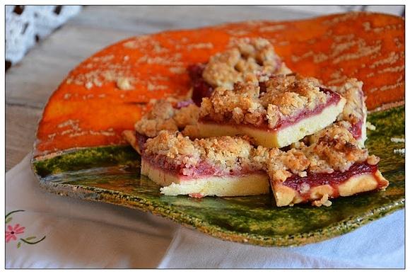 Crumble z jabłkami, truskawkami i orzechową kruszonką