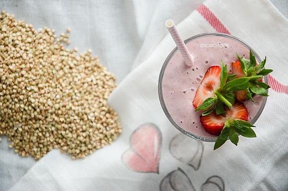 Truskawkowo-Gryczane Smoothie Śniadaniowe