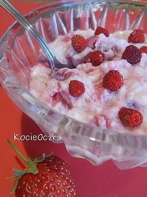 Deser ryżowy z truskawkami, poziomkami i wodą różaną