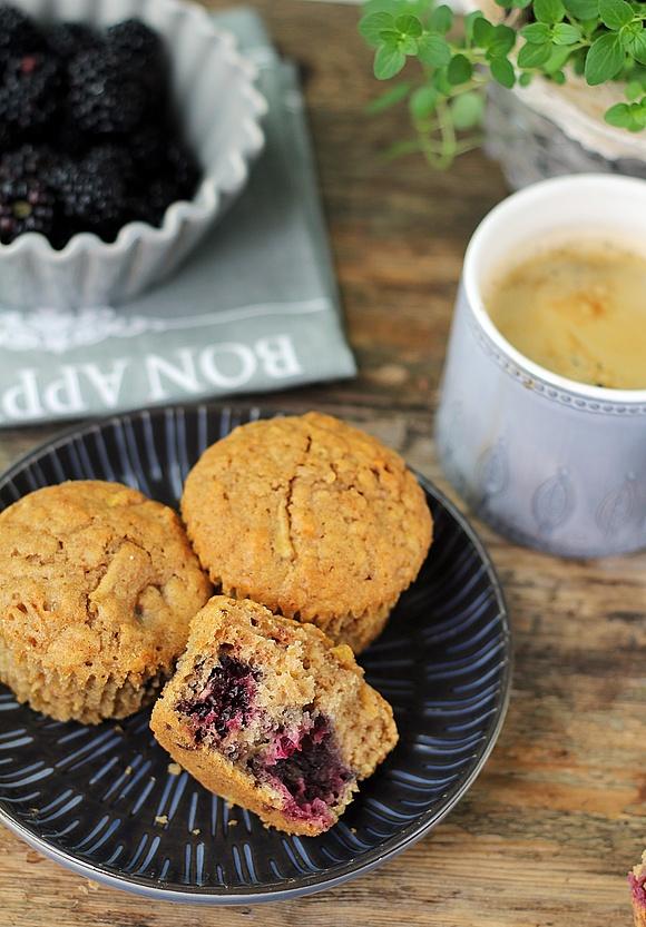 Muffiny z jabłkiem i jeżynami