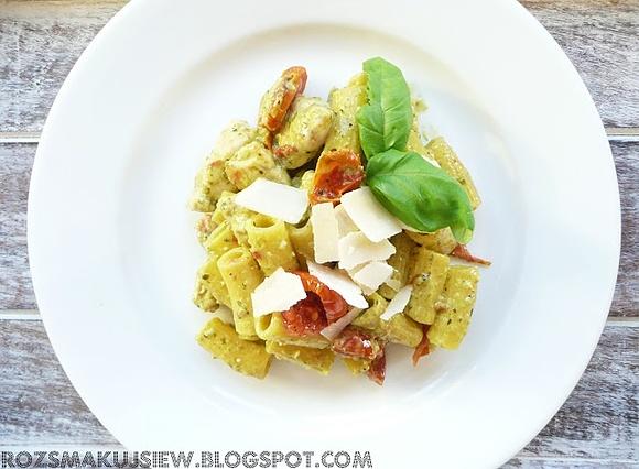 Pestowy makaron rigatoni z suszonymi pomidorami cherry w 15 minut