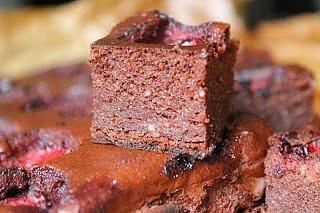 Brownie z kaszy jaglanej z truskawkami bezglutenowe