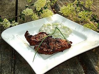 Grillowany karczek na ostro w ziołach z dipem ogórkowym