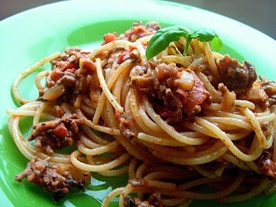 Spaghetti z wołowiną i sosem pomidorowym wariacje bolognese