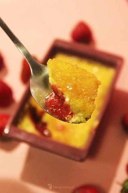 Waniliowe creme brulee z musem truskawkowym