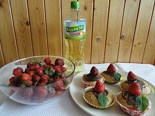 Herbaciane muffinki z truskawkami i miętą