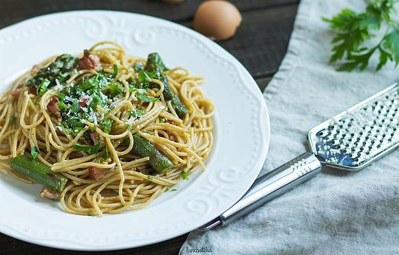 Spaghetti carbonara z pieczonymi szparagami