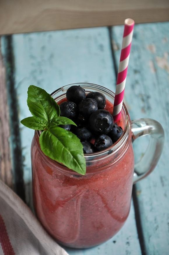 Koktajl truskawkowo-bananowy z chia i płatkami owsianymi