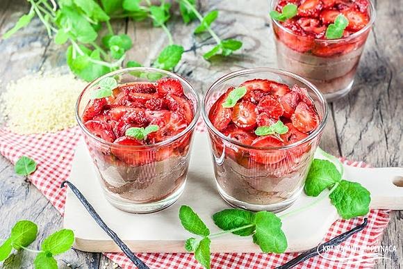 Kakaowy pudding jaglany z sosem truskawkowym
