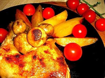 Utkanki z kurczaka z ziemniakami i pieczarkami z rozmarynem