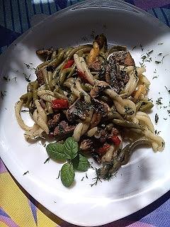 Kolorowy makaron z pesto pieczarkami kurczakiem