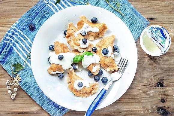 Odchudzone pierogi orkiszowe z serkiem wiejskim i borówkami