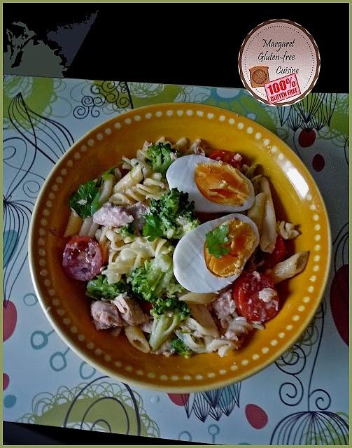 Sałatka makaronowa z brokułem, łososiem, pomidorami i jajkiem