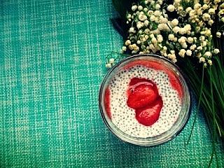Pudding z nasion chia z imbirem i truskawkami