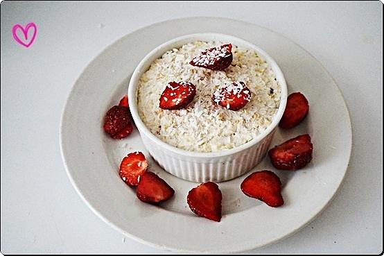 Owsiano-jaglany pudding jogurtowy różano-kokosowy