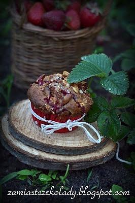Muffin nadziany truskawą z migdałową kruszonką