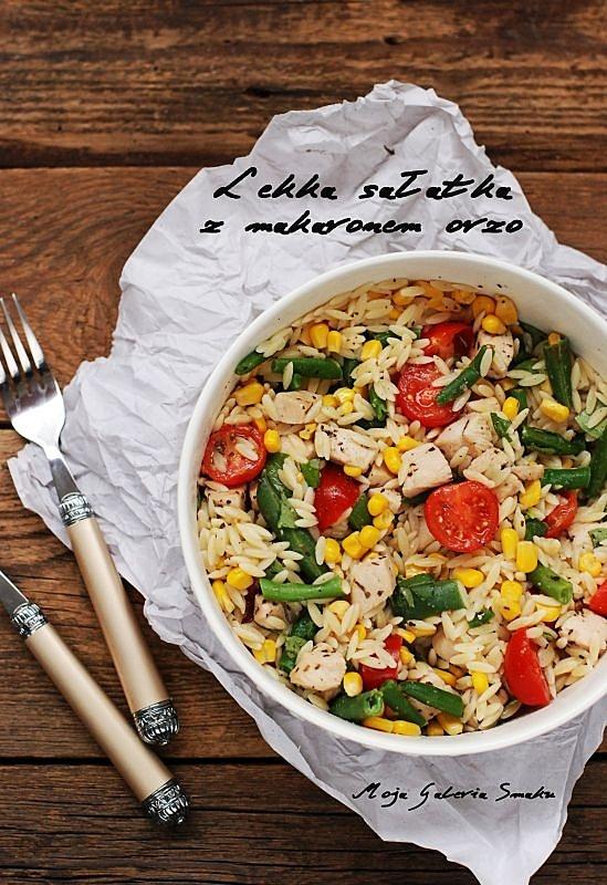 Lekka sałatka z makaronem orzo i warzywami