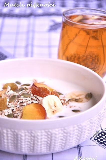 Muesli piękności na maślance z sokiem jabłkowym
