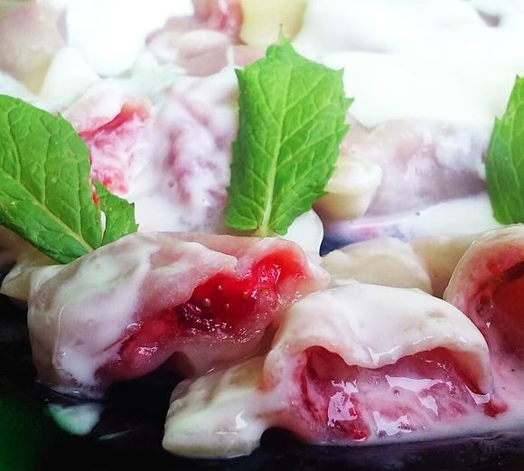 Pierogi z truskawkami i maślane ciasto