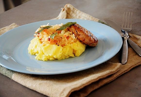 Siekane burgery cielęce z cytrynowo-szałwiowym puree i surówką z kiszonej kapusty