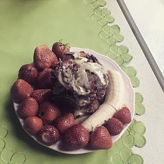 Mega słodkie pancakes z owocami i tahini – sesja zdjęciowa w plenerze