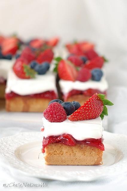 Biszkopt z mascarpone i truskawkami
