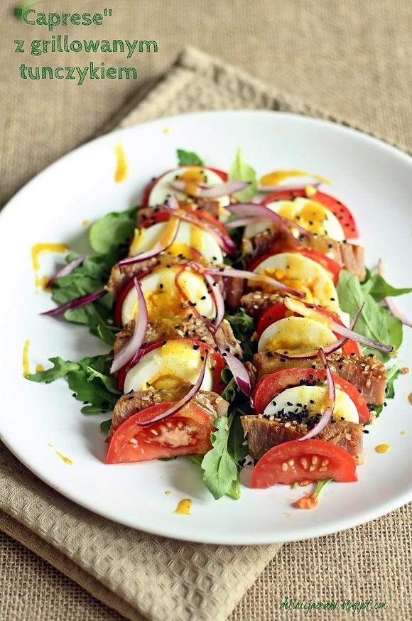 Caprese z grillowanym tuńczykiem i pomidorami malinowymi